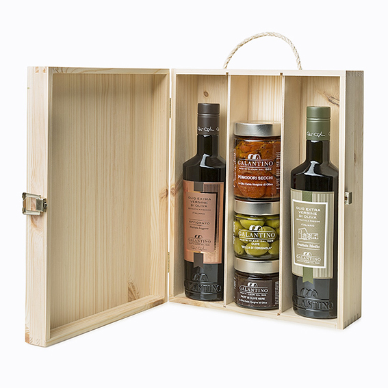 Cassetta Puglia Gourmet. Un viaggio nei classici sapori pugliesi: Olio Extra Vergine di Oliva Affiorato 500 ml; Olio Extra Vergine di Oliva Fruttato Medio 500 ml; Pomodori Secchi sott’olio 310 g; Olive in salamoia 200 g; Paté di Olive nere 150 g